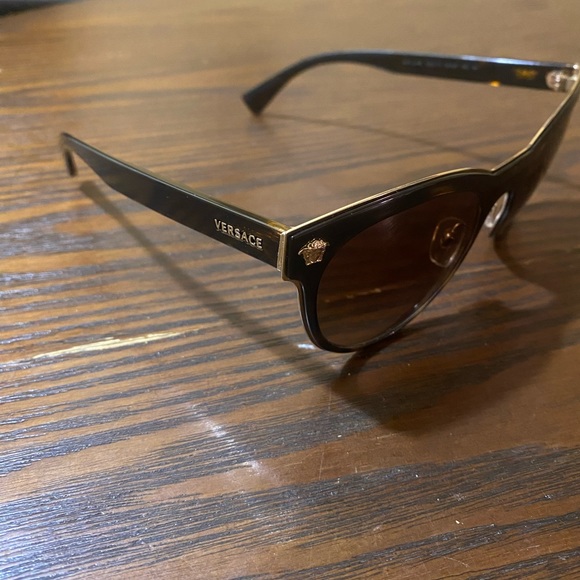 Woman Havana Versace shades. (I have the box, no case) - Picture 1 of 4